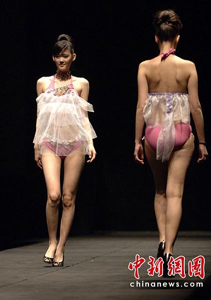 Шоу купальников на 1-й международной неделе моды 'Хайси' (экономической зоны на западном берегу Тайваньского пролива) 