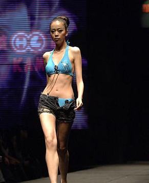 Шоу купальников на 1-й международной неделе моды 'Хайси' (экономической зоны на западном берегу Тайваньского пролива)