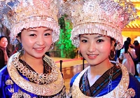 ЭКСПО-2010: Очаровательные девушки в торжественных нарядах встречают гостей Павильона провинции Гуйчжоу