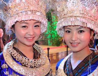 ЭКСПО-2010: Очаровательные девушки в торжественных нарядах встречают гостей Павильона провинции Гуйчжоу1