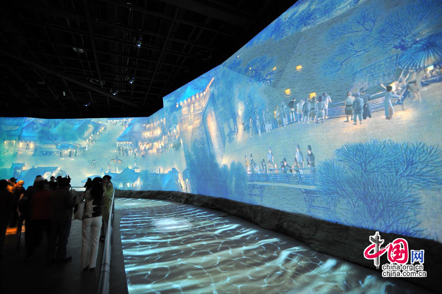 Главная выставочная зона в национальном павильоне Китая находится на высоте 49 метров. 