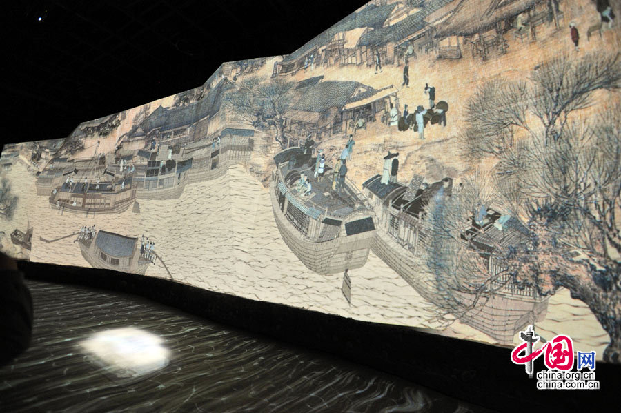 Поднявшись на эту высоту, посетители смогут увидеть, что в северной части данной выставочной зоны целая стена длиной более 100 метров представляет собой знаменитую картину «Цинминшанхэту» династии Северная Сун, которая была увеличена в сотни раз.