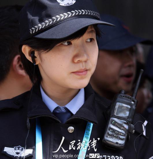 Выражения лиц сотрудников службы безопасности, работающих в парке павильонов ЭКСПО-2010 в Шанхае 1