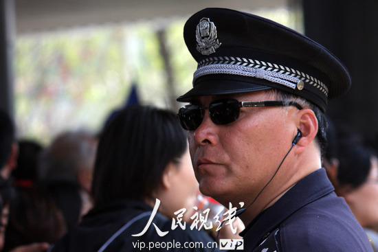 Выражения лиц сотрудников службы безопасности, работающих в парке павильонов ЭКСПО-2010 в Шанхае 2