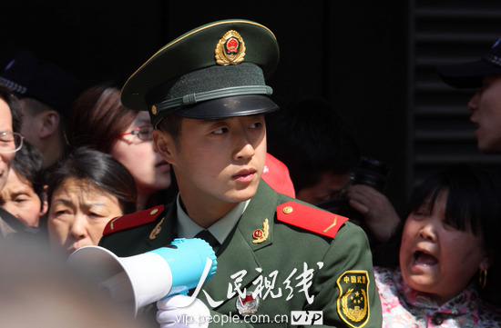 Выражения лиц сотрудников службы безопасности, работающих в парке павильонов ЭКСПО-2010 в Шанхае 3