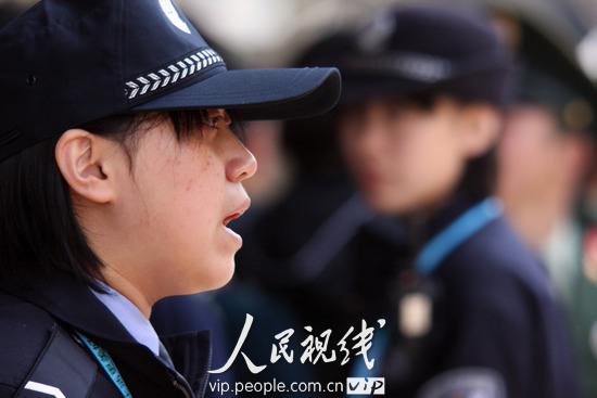 Выражения лиц сотрудников службы безопасности, работающих в парке павильонов ЭКСПО-2010 в Шанхае 4