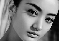 Молодая актриса Чжуй Цзе в черно-белом