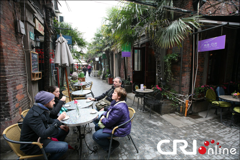 В последние годы переулок стал известным благодаря тому, что туда переехали художники Чэнь Ифэй, Эр Дунцян и Хуан Юнюй и создали один из первых творческих парков в Шанхае. 