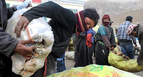 Люди, пострадавшие от землетрясения, получили гуманитарную помощь 