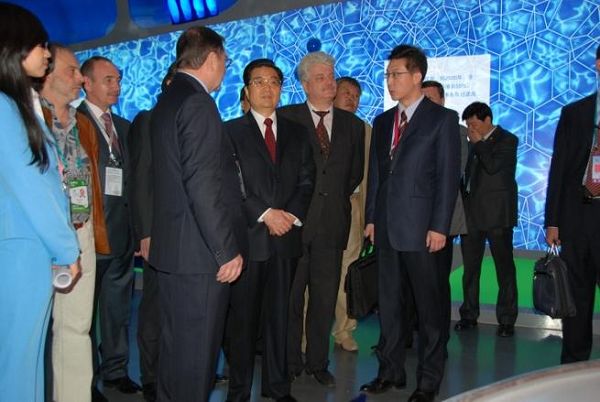 Председатель КНР стал первым китайским посетителем российского павильона на ЭКСПО-2010 в Шанхае