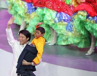 Сироты из района землетрясения в Юйшу пров. Цинхай приняли участие в церемонии открытия Всемирной выставки ЭКСПО-2010