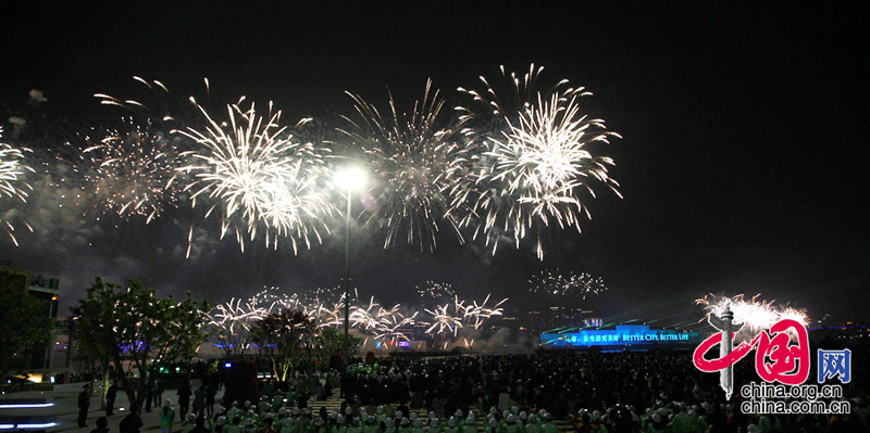 Срочно: началось световое и фейерверочное шоу на церемонии открытия ЭКСПО-2010