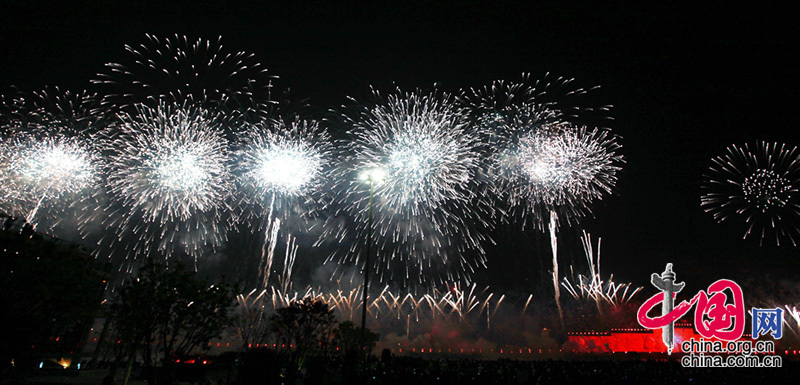 Срочно: началось световое и фейерверочное шоу на церемонии открытия ЭКСПО-2010