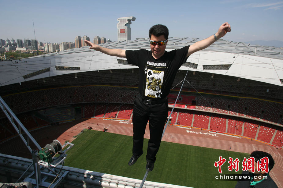 Известный китайский канатоходец Адили продемонстрировал мастерство над стадионом «Гнездо» 1