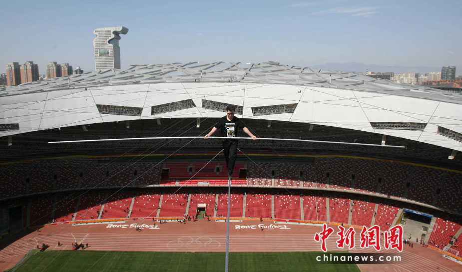 Известный китайский канатоходец Адили продемонстрировал мастерство над стадионом «Гнездо» 2