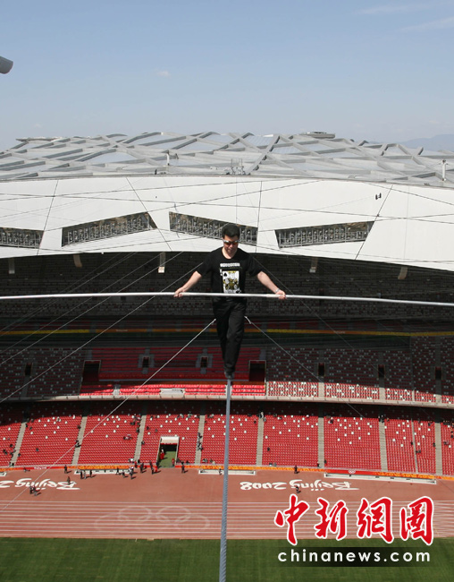 Известный китайский канатоходец Адили продемонстрировал мастерство над стадионом «Гнездо» 3