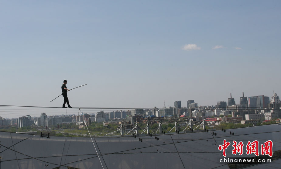 Известный китайский канатоходец Адили продемонстрировал мастерство над стадионом «Гнездо» 4
