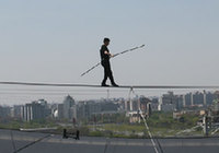 Известный китайский канатоходец Адили продемонстрировал мастерство над стадионом «Гнездо» 4