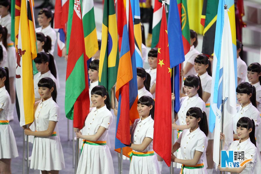 Отряды флагоносцев с флагами стран-участниц ЭКСПО