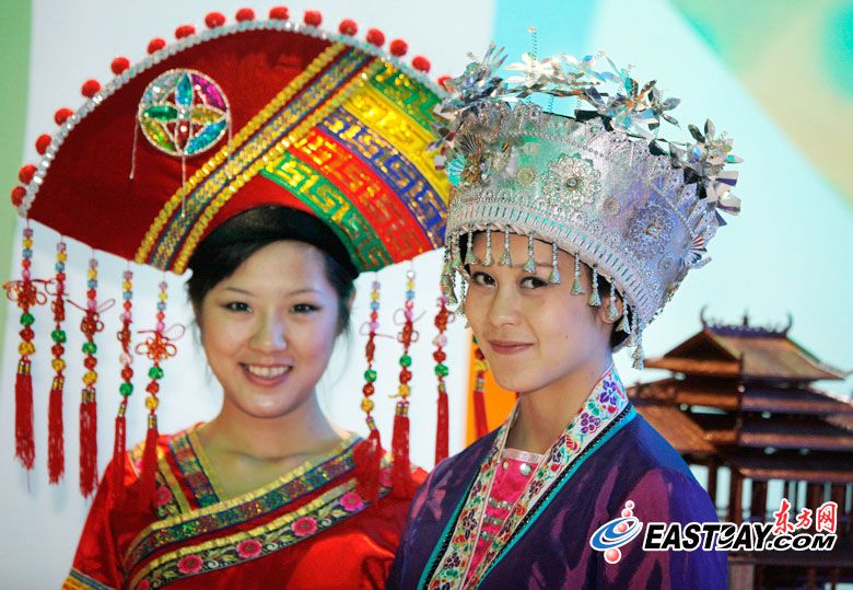 Красивые девушки службы сопровождения, работающие в региональных павильонах Китая
