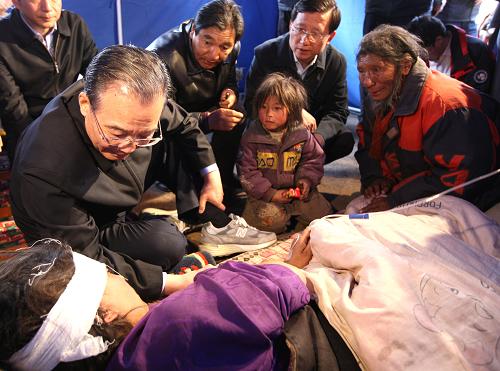Вэнь Цзябао руководит работой по восстановлению пострадавшего от землетрясения района Юйшу 