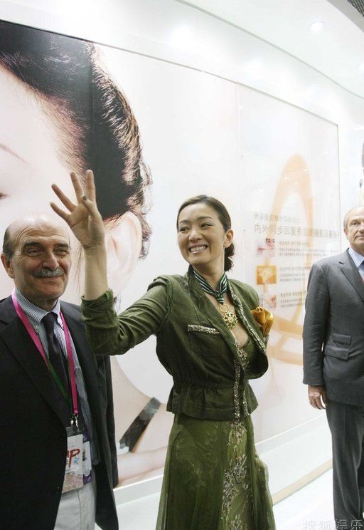 Известная китайская звезда Гун Ли награждена титулом коммандора в павильоне Франции на ЭКСПО