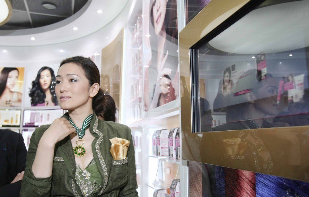Известная китайская звезда Гун Ли награждена титулом коммандора в павильоне Франции на ЭКСПО