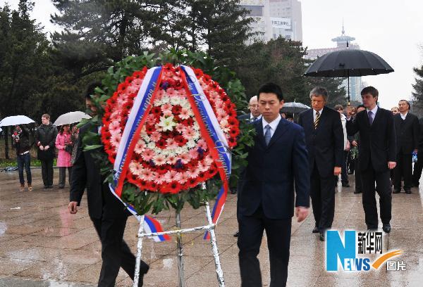 Китайские и российские официальные лица возложили венки к памятнику советским летчикам-забайкальцам в Чанчуне