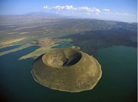Вулкан Навбиотум на южном берегу озера Туркана в Кении