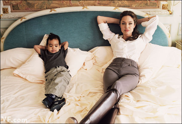 На фото: Анджелина Джоли и ее приемный сын азиатского происхождения.