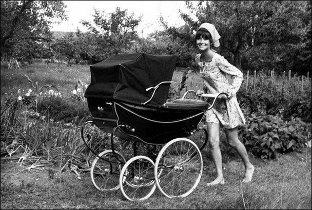 На фото: лето 1971 года, Одри Хепберн катит коляску, в которой находится ее сын.