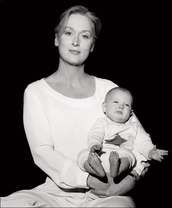 На фото: 1991 год, элегантная Мерил Стрип держит на руках свою дочь.