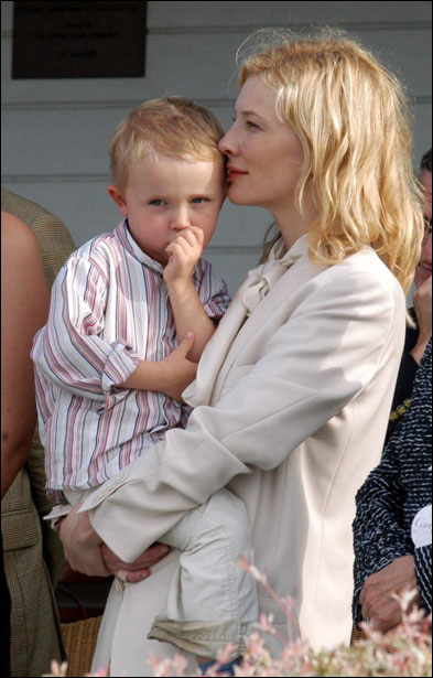 На фото: Кейт Бланшетт со своим сыном.