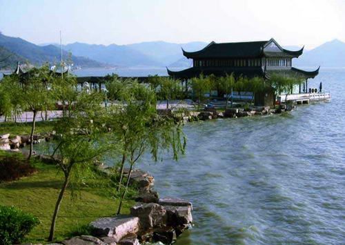Достопримечательность города Нинбо - туристический район озера Дунцяньху 