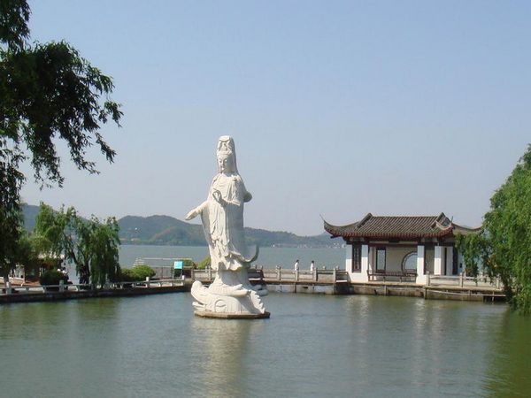 Достопримечательность города Нинбо - туристический район озера Дунцяньху 