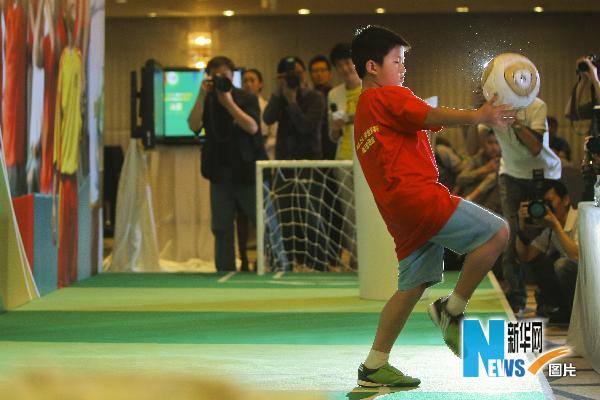 На фото: 12 мая, мальчик в финале конкурса показывает свои навыки игры в футбол.