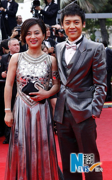 Китайская актриса Ли Линюй (слева)