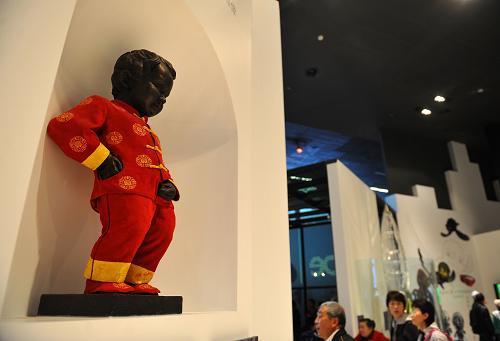 На фото: 16 мая, в торговой зоне павильона Бельгии размещена статуя Писающего мальчика, сделанная из шоколада.