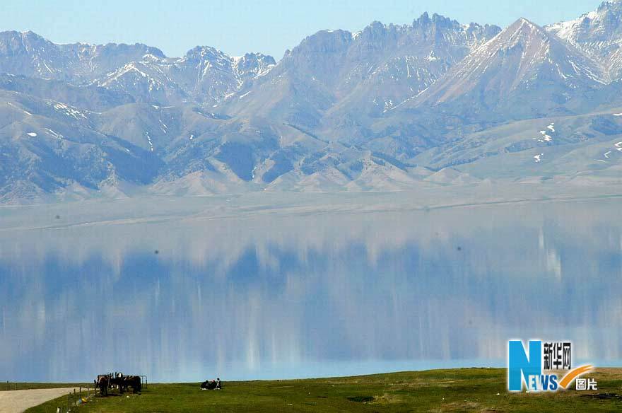 Чарующий пейзаж на озере Сайлиму в Синьцзян-Уйгурском автономном районе 