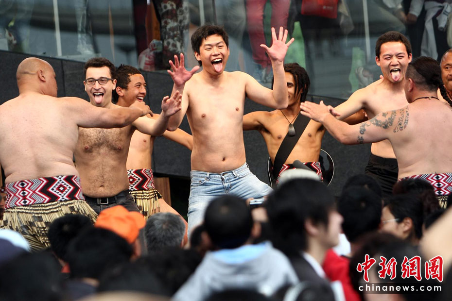 Посетители парка павильонов ЭКСПО-2010 в Шанхае учатся танцу маори