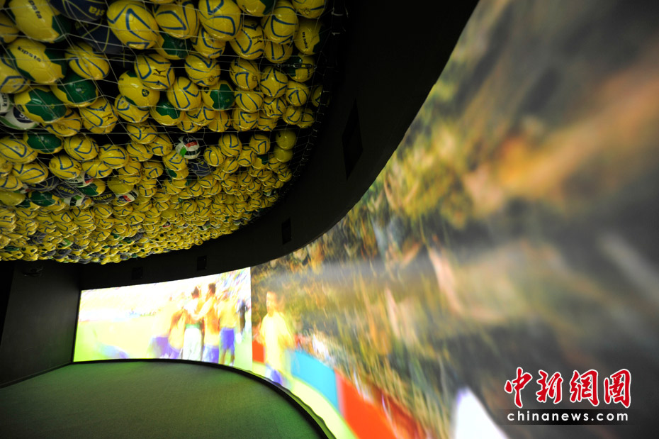 Огромные экраны в парке павильонов ЭКСПО-2010 в Шанхае 