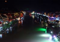 Чарующий ночной вид красивого китайского городка Фэнхуан провинции Хунань