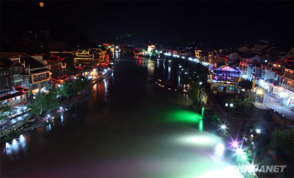 Чарующий ночной вид красивого китайского городка Фэнхуан провинции Хунань