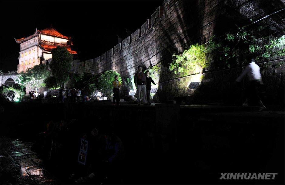  Чарующий ночной вид красивого китайского городка Фэнхуан провинции Хунань