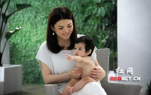 Звезда Ли Сян со своей дочерью