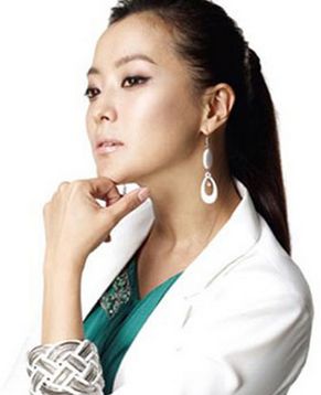 Южнокорейская красавица Хи Сун Ким в стиле офис-леди