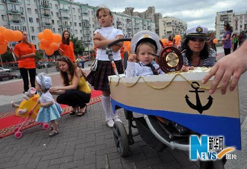 В столице Украины проведен первый праздник прогулочных колясок для детей