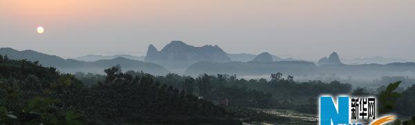 Красивые утренние пейзажи в полях волости Лянцзян города Гуйлинь