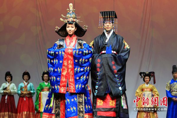 Традиционные южнокорейские костюмы демонстрируются в парке павильонов ЭКСПО-2010 в Шанхае