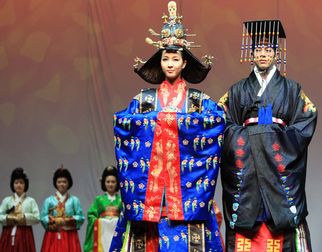 Традиционные южнокорейские костюмы демонстрируются в парке павильонов ЭКСПО-2010 в Шанхае